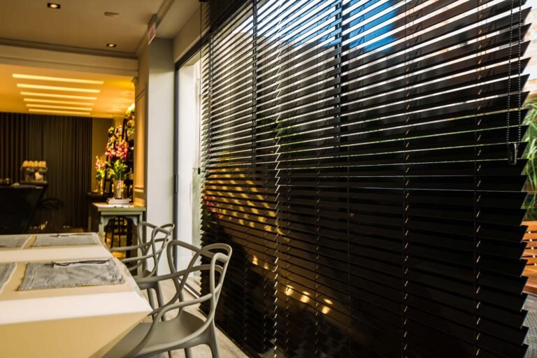 PERSIANAS HORIZONTAIPossibilitam o controle da entrada de luz por meio do basculamento de suas lâminas, o que garante conforto interno e visão do exterior. Há modelos com lâminas de 16 mm, 25 mm, 35 mm, 50 mm e 70 mm. A mais tradicional é a de alumínio. Ideal para cozinhas, áreas de serviço e escritórios, também costuma ser colocada em área social.S