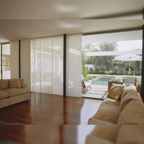 PERSIANAS PAINEL                      Em vez de subir, este tipo de cortina desloca-se lateralmente e é indicado para janelas de grandes larguras, já que os tecidos ficam sobrepostos. Pode ser feito para vãos de até 8 m. As folhas largas exigem menos sobreposições e, as estreitas, mais sobreposições. Não deixam frestas em nenhuma das duas versões quando o painel está totalmente fechado.