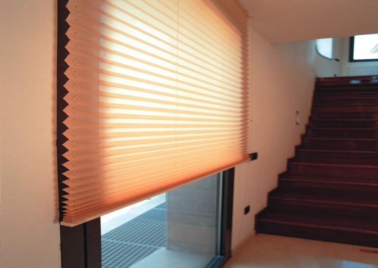 PERSIANAS PLISSADA Com delicadas dobras, ocupa pouco espaço quando recolhida. Ideal para a instalação dentro de vãos. Pode ser feita com proteção solar em tecidos translúcidos e blackout.