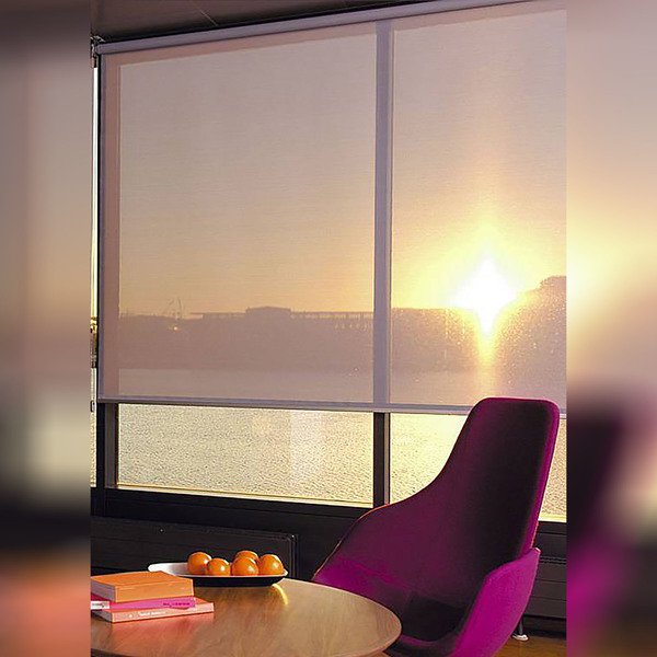 PERSIANAS ROLÔ   Os modelos de tela, que é recolhida para cima deixando à vista o exterior, estão em 90% das varandas dos apartamentos, onde são usados com tela solar para proteger os ambientes dos raios ultravioleta. Nesse caso, é preciso seguir as recomendações do condomínio para manter o padrão da fachada. Sua versatilidade seduz os profissionais da área.