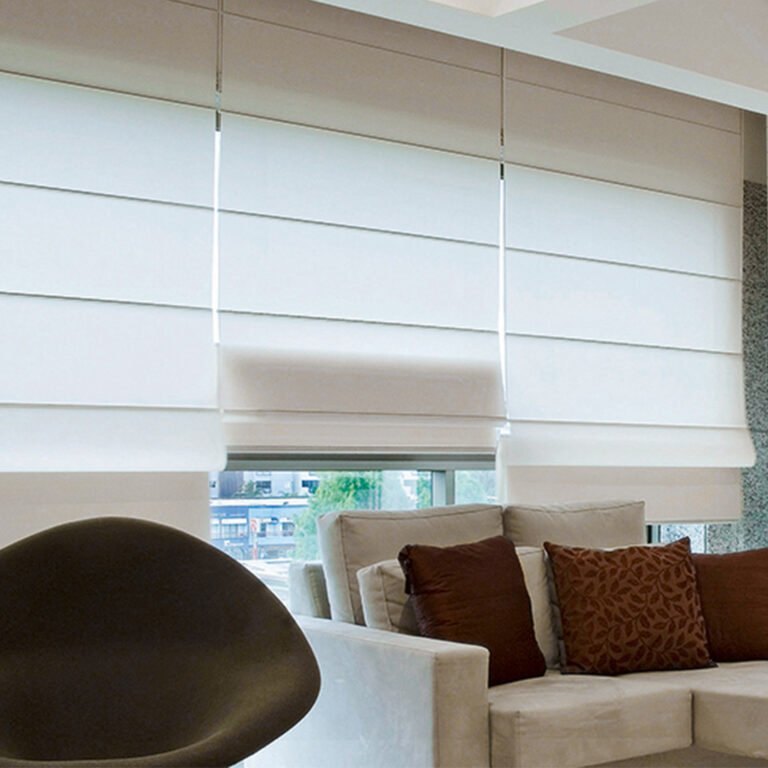 PERSIANAS ROMANA   Clássica, é mais usada em sala e quarto. Graças a seus módulos de tecido estruturados com varetas, recolhe-se em gomos, formando um volume na parte superior. Por isso, é necessário ter espaço de no mínimo 40 cm entre a janela e o teto. Deve-se tomar cuidado ao instalar em portas e sanca.